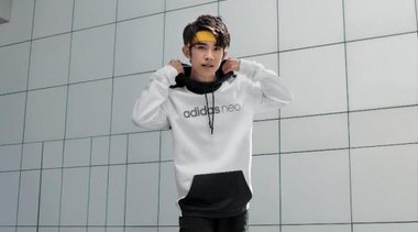 十分默契！易烊千璽率性加盟adidas neo活力大家族