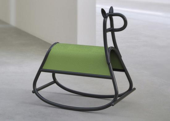 Front 設(shè)計(jì)工作室為 Gebrüder Thonet Vienna 設(shè)計(jì)的搖擺木馬