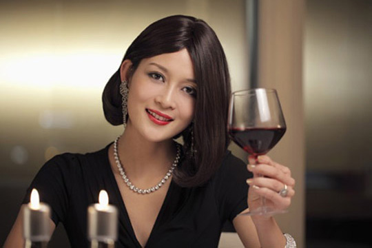 氣質(zhì)女人如何優(yōu)雅地拿酒杯？