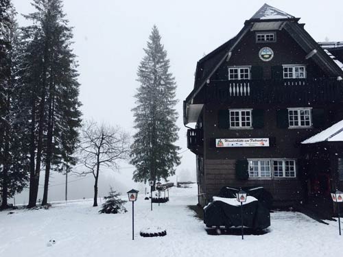 大雪中的Naturfreundehaus，像極了電影中歷經(jīng)千辛萬苦終于尋找到的酒館