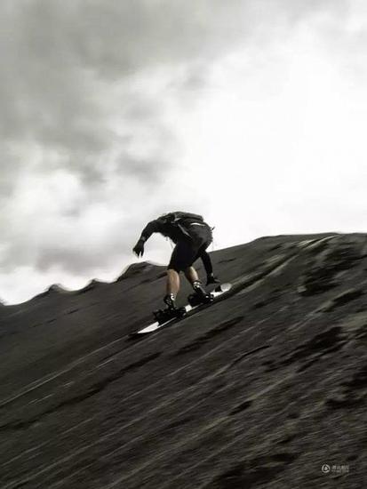 挑戰(zhàn)“滑火山”