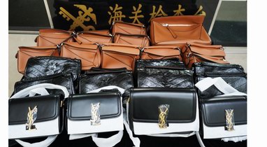 全是假貨！拱北口岸查獲25個“LOEWE”“YSL”奢侈品包袋