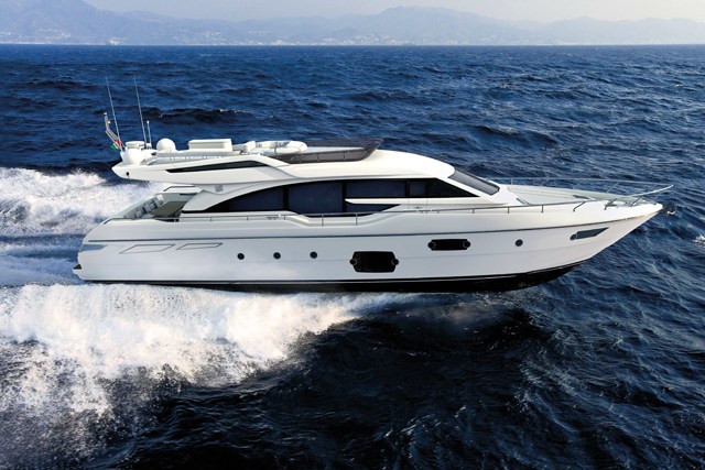 法拉帝 Ferretti 690 游艇海上英姿