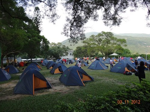 香港大潭童軍中心營(yíng)地上，搭建了過百戶外帳篷。