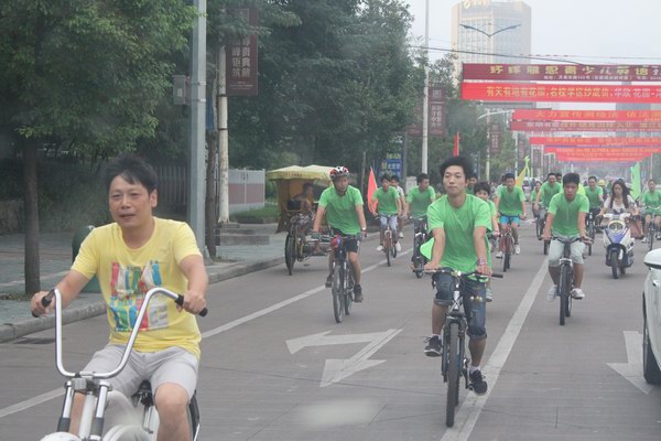 9月1日，浦江國際開元大酒店舉行了“開元自行車騎行日”綠色騎行活動，以騎自行車、撿拾仙華水庫邊垃圾等形式，倡導“低碳、綠色、環(huán)保”的生活方式。