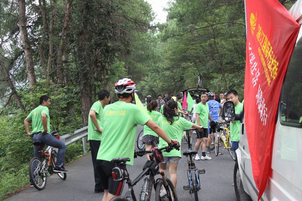 9月1日，浦江國際開元大酒店舉行了“開元自行車騎行日”綠色騎行活動，以騎自行車、撿拾仙華水庫邊垃圾等形式，倡導“低碳、綠色、環(huán)保”的生活方式。