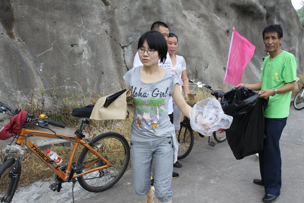 9月1日，浦江國際開元大酒店舉行了“開元自行車騎行日”綠色騎行活動，以騎自行車、撿拾仙華水庫邊垃圾等形式，倡導“低碳、綠色、環(huán)保”的生活方式。