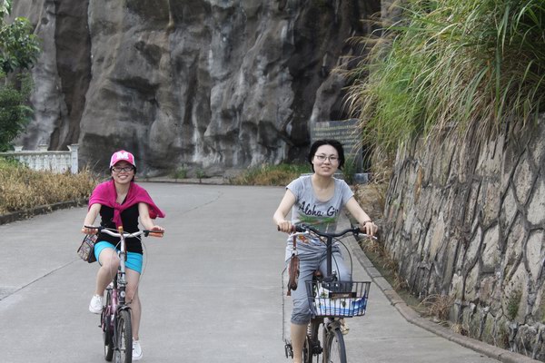 9月1日，浦江國際開元大酒店舉行了“開元自行車騎行日”綠色騎行活動，以騎自行車、撿拾仙華水庫邊垃圾等形式，倡導“低碳、綠色、環(huán)保”的生活方式。