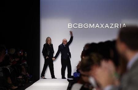 設(shè)計師Max Azria在BCBG Max Azria紐約2013秋冬時裝秀結(jié)尾致謝